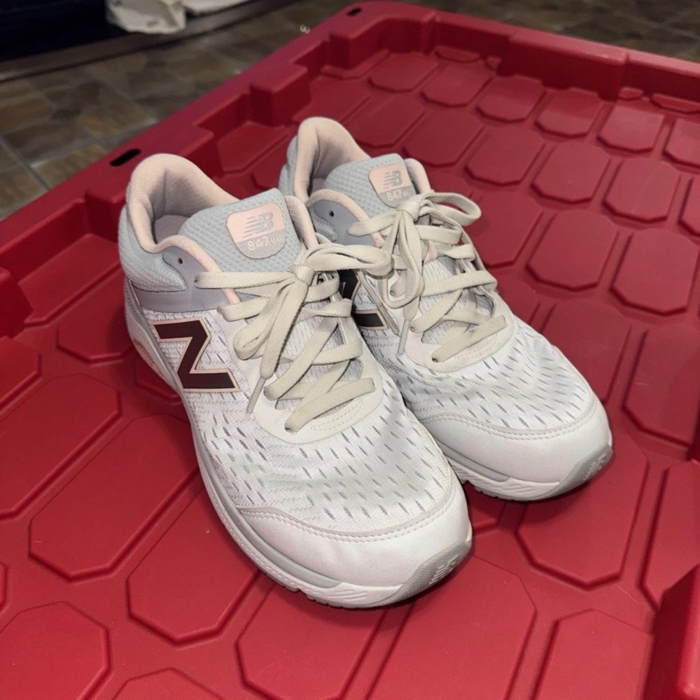 Size 11; New Balance 847 V4 Women's Athletic Walking Shoes